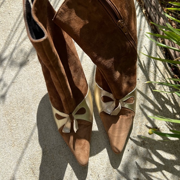 Booties color cinnamon in suede and gold leather knot detail. - Picture 3 of 3